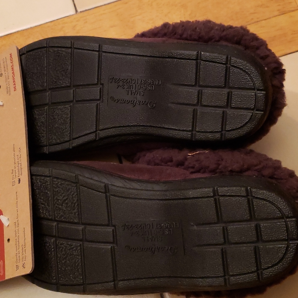 New with tags, Dearfoam Slippers, Women's size small (5-6) - Picture 2 of 6